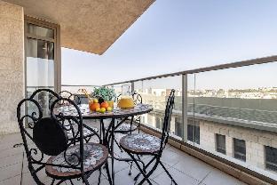 Exceptional 3 Bedroom/Parking in best area of town - image 5