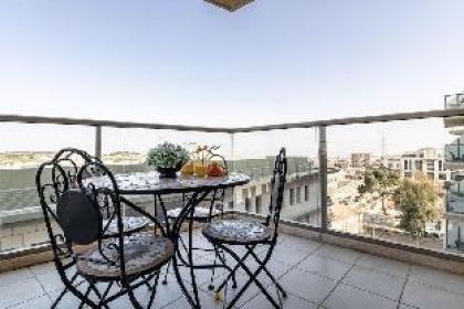 Exceptional 3 Bedroom/Parking in best area of town - image 6