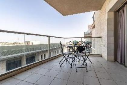 Exceptional 3 Bedroom/Parking in best area of town - image 7