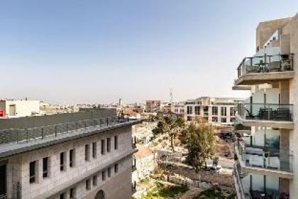 Exceptional 3 Bedroom/Parking in best area of town - image 8