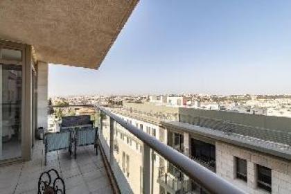 Exceptional 3 Bedroom/Parking in best area of town - image 9