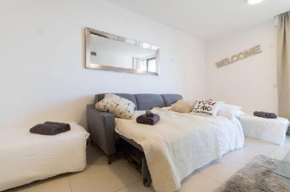 Luxury One-Bedroom Apartment/parking in center - image 2