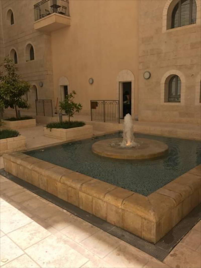 Amazing 2 Bedrooms/Gym/Parking in city center - image 2