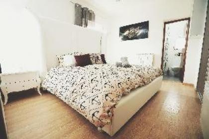 Art Apartment Near Mamila parking/best Location 2