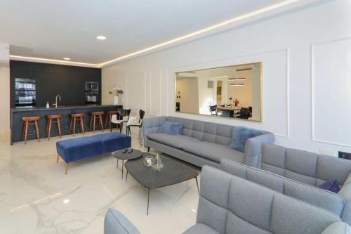 Awesome view 3bdm Haneviim Court - main image