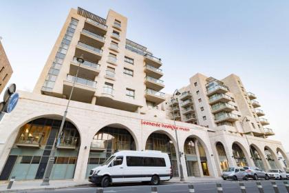 Beautiful 2bdm apt with gorgeous view - image 9