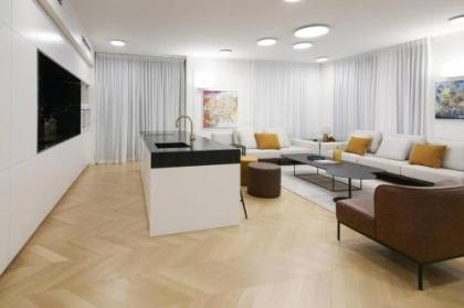 Gorgeous 4 bedroom apt in JTower Jerusalem - image 17