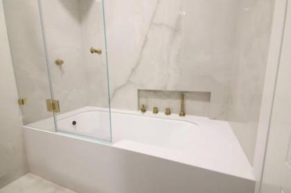 Gorgeous 4 bedroom apt in JTower Jerusalem - image 4