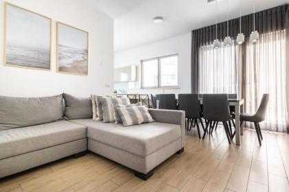 JAFFA- Beautiful 3 bedroom apartment best location - image 2