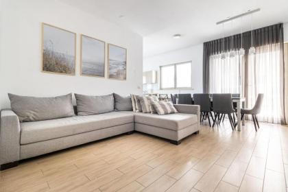 JAFFA- Beautiful 3 bedroom apartment best location - image 3