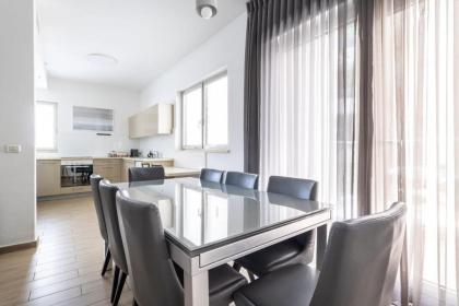 JAFFA- Beautiful 3 bedroom apartment best location - image 4