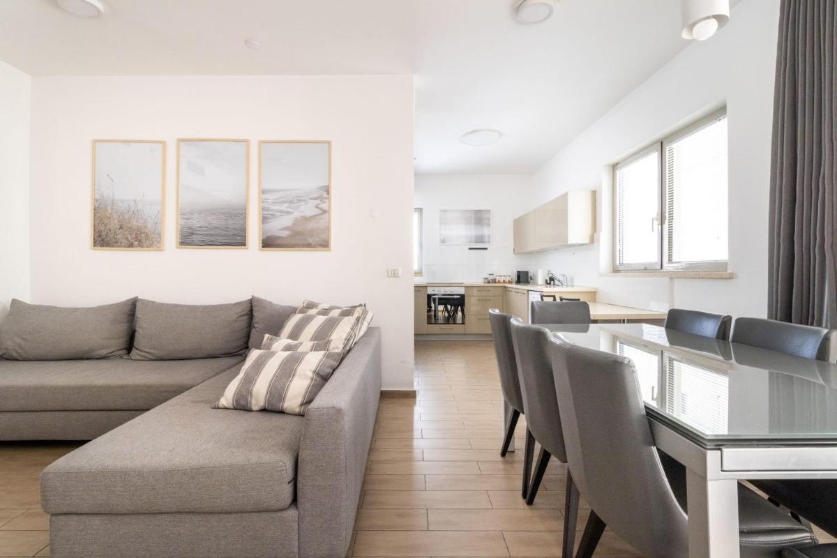 JAFFA- Beautiful 3 bedroom apartment best location - image 6