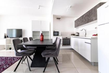Stylish 1 Bedrooms Parking At City Gate - image 5