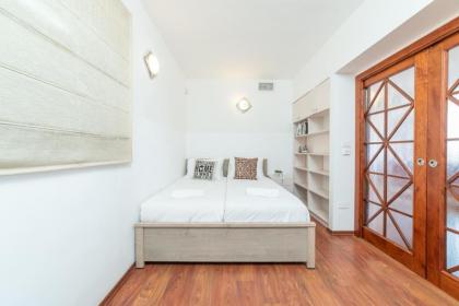 Art Apartment In Mamila - Art & View - image 21