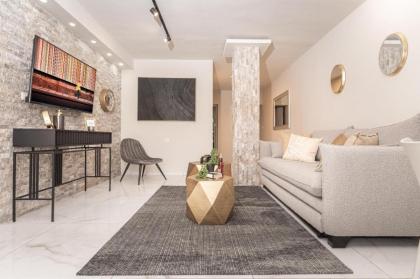 Renovated 2 BR with 2 BTH front Mamilla Mall - image 2