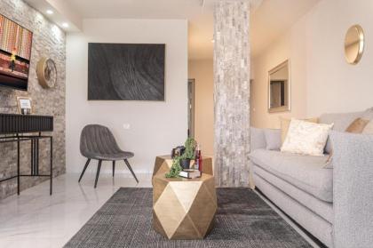 Renovated 2 BR with 2 BTH front Mamilla Mall - image 5