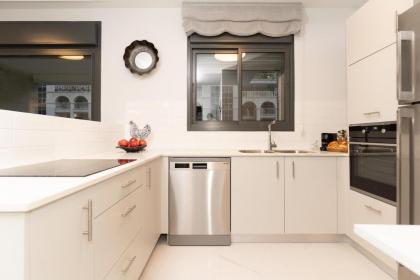 Central and Luxury New 2BR&2Bth - Private Parking - image 13