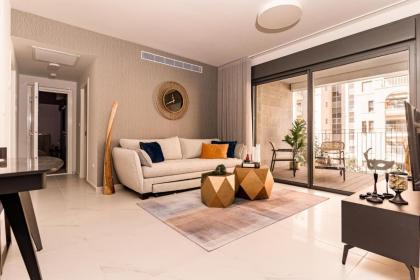 Central and Luxury New 2BR&2Bth - Private Parking - image 2
