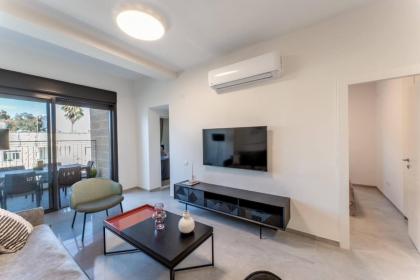 Holysuite Moshe Hess - image 2