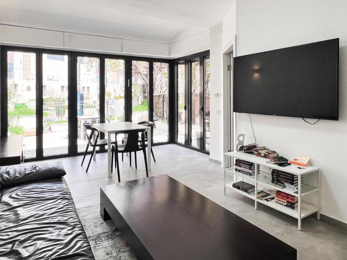 2 BR next to Old City with Patio by FeelHome - image 2