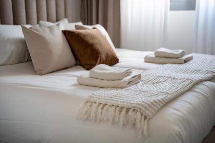 Stunning 1 bdm Shaul Adler st - image 26