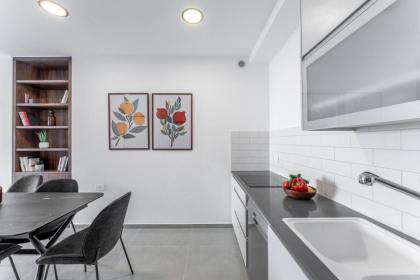 Holysuite Savyon View Tower - image 12