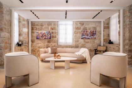 Breathtaking 3BR Villa With Garden Pool Parking - image 3