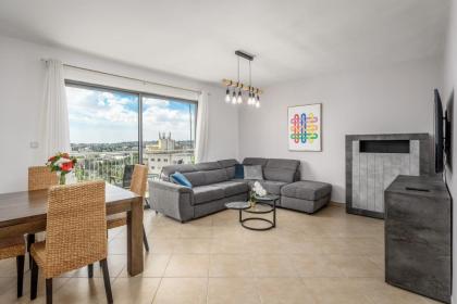 Full Option 3BR next King David - image 3