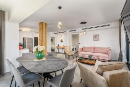 New Luxury 3 BR - Next the Orient Hotel - image 16