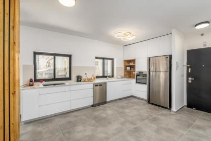 New Luxury 3 BR - Next the Orient Hotel - image 17