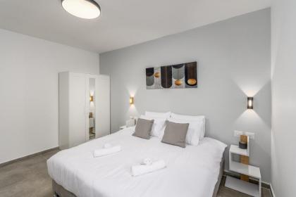 New Luxury 3 BR - Next the Orient Hotel - image 21