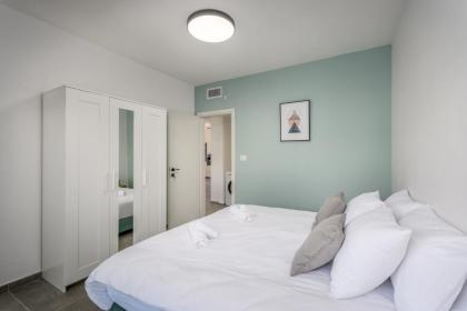 New Luxury 3 BR - Next the Orient Hotel - image 24