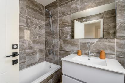 New Luxury 3 BR - Next the Orient Hotel - image 28