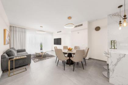 Dreamy 3 Bedroom In Best Location Parking - image 2