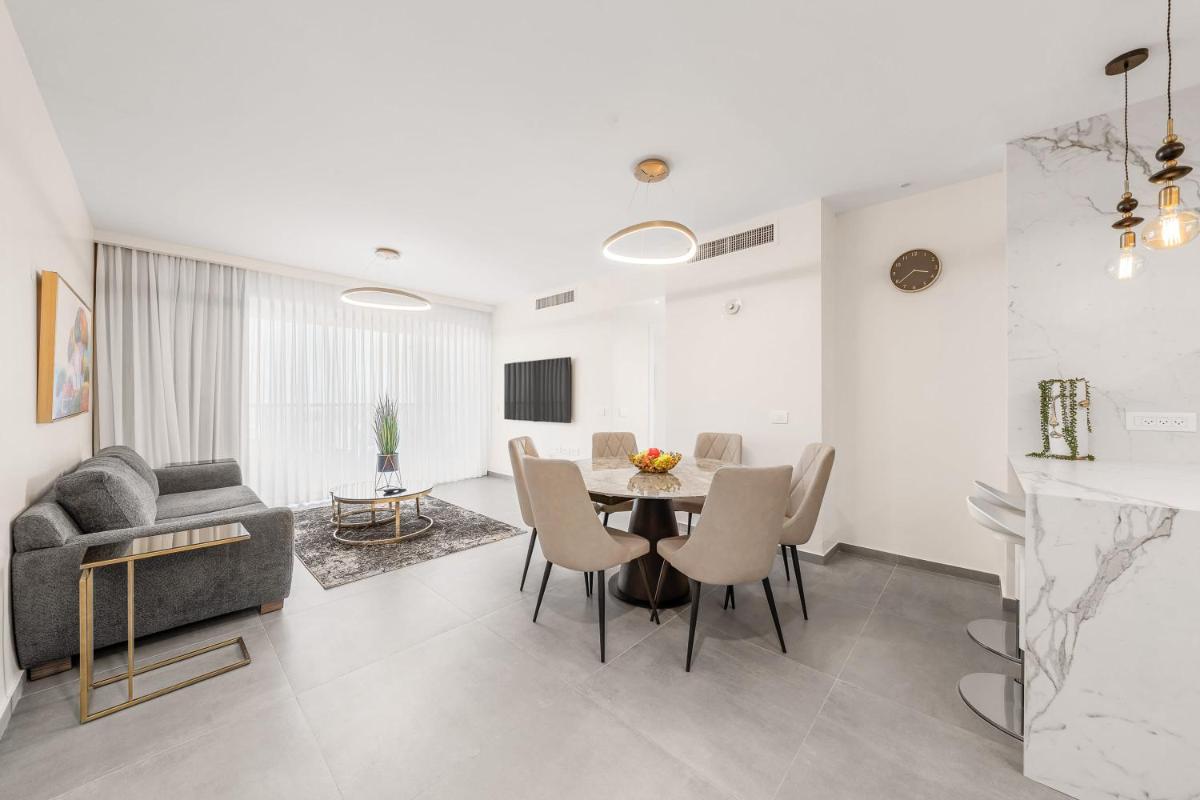 Dreamy 3 Bedroom In Best Location Parking - image 2