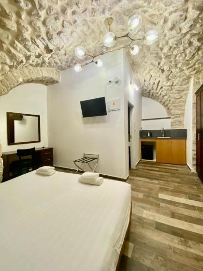 Petrakis Inn - image 10