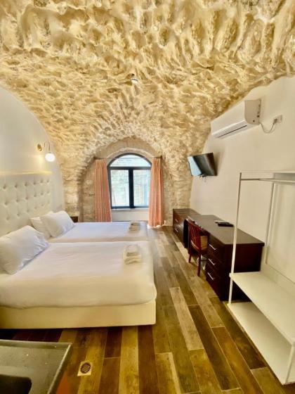 Petrakis Inn - image 11