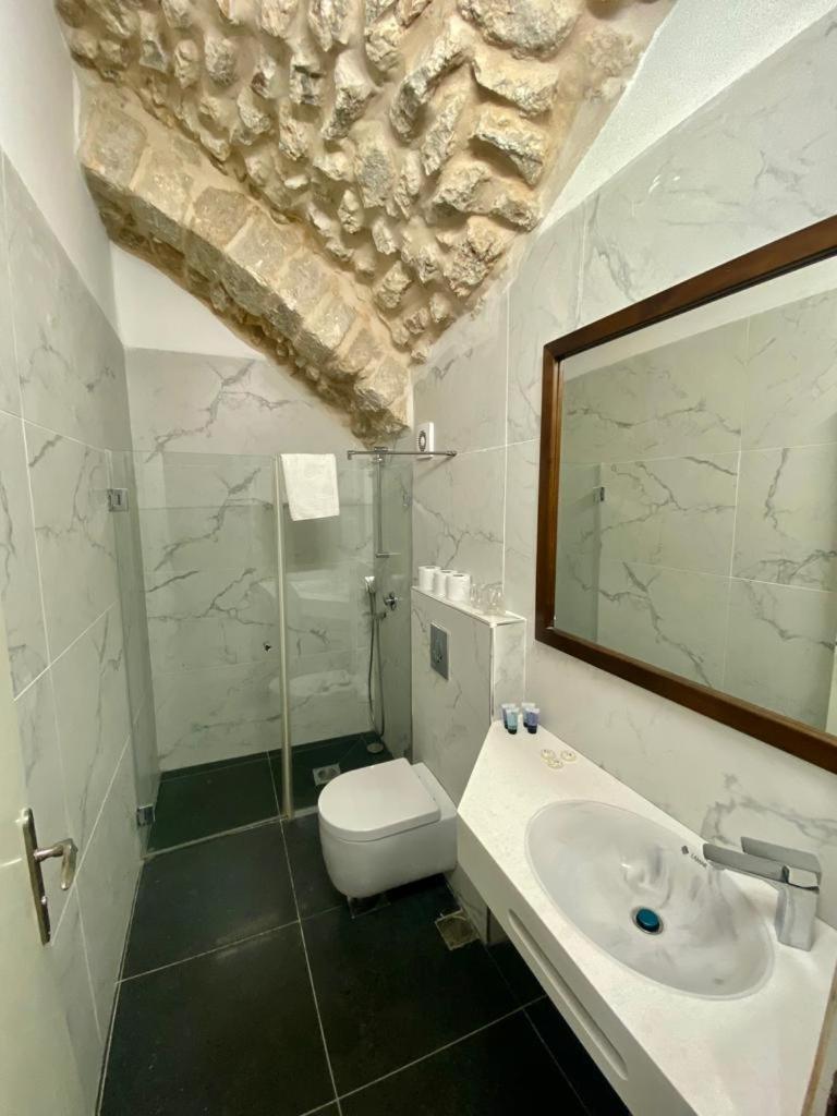Petrakis Inn - image 3