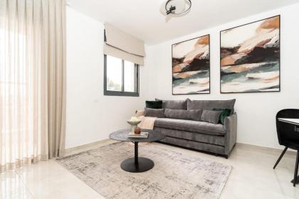 Amazing 3 bedroom Parking in Machane Yehuda Market - image 11