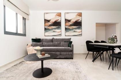 Amazing 3 bedroom Parking in Machane Yehuda Market - image 12