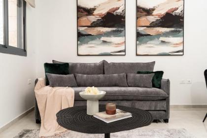 Amazing 3 bedroom Parking in Machane Yehuda Market - image 13