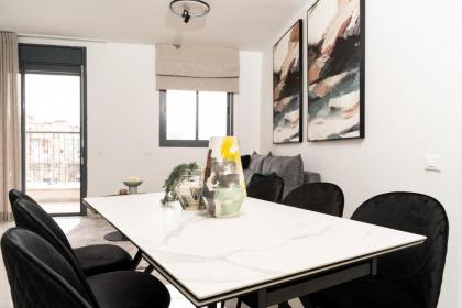 Amazing 3 bedroom Parking in Machane Yehuda Market - image 2