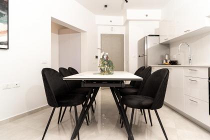 Amazing 3 bedroom Parking in Machane Yehuda Market - image 9
