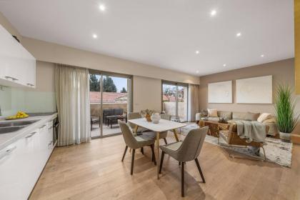 Luxurious Downtown Jerusalem Retreat with Balcony & Parking