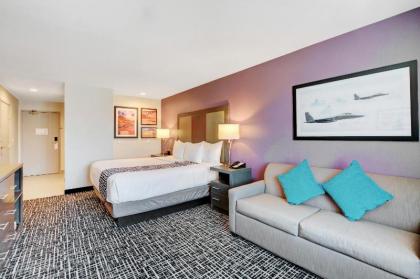 La Quinta Inn & Suites by Wyndham Las Vegas Nellis - image 10