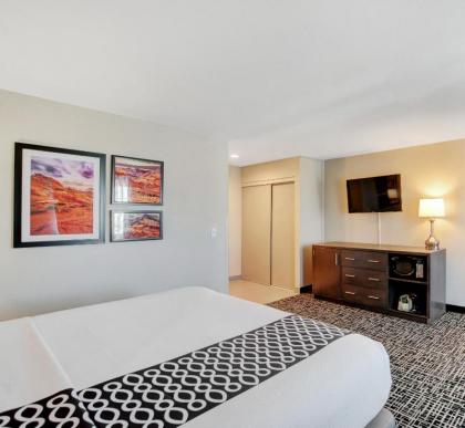La Quinta Inn & Suites by Wyndham Las Vegas Nellis - image 15