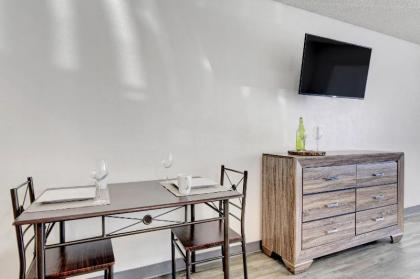 Siegel Slots and Suites (No Resort Fees) - image 9