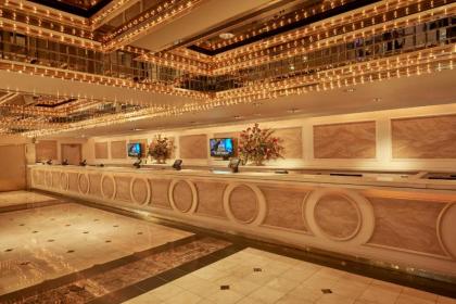 Four Queens Hotel And Casino - image 2