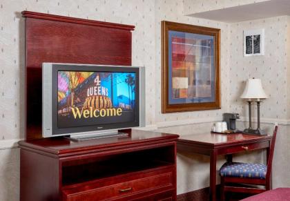 Four Queens Hotel And Casino - image 3