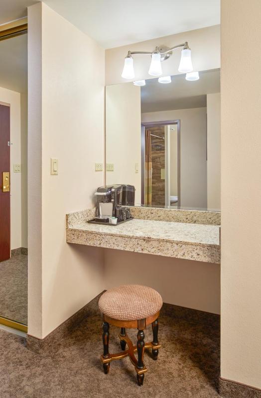 Four Queens Hotel And Casino - image 5